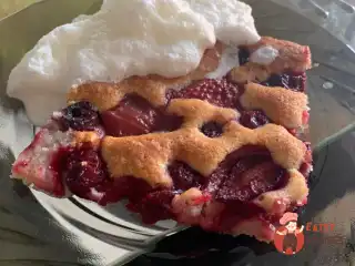 Торт з малиною та вишнею