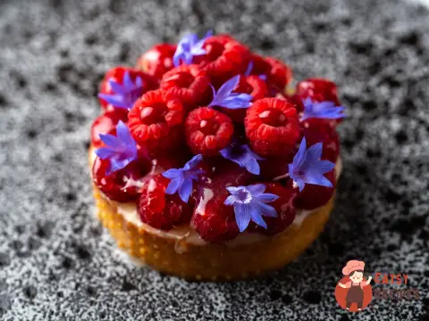 Полуничний тарт із сирним кремом