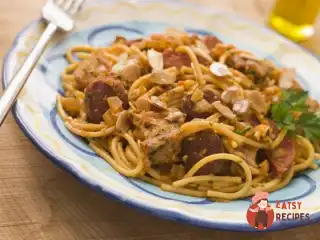 Макарони з чорізо і помідорами