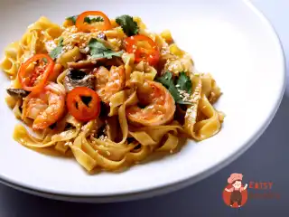 Тальятелле з креветками та соусом том-ям