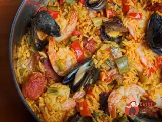 Швидка паелья з ковбасою та морськими гадами