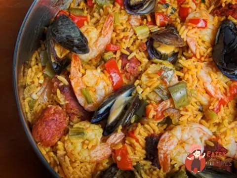 Швидка паелья з ковбасою та морськими гадами