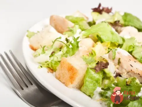 Салат із курячої печінки з часниковими сухариками