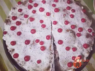 Пряничний торт з бананами та ягодами без випічки
