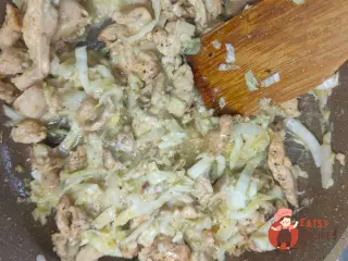 Крок 13: Пиріг з пряною куркою та пекінською капустою