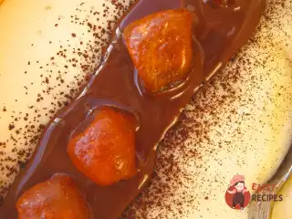 Манна каша із сушеними кумкватами та м'ятним шоколадним соусом.