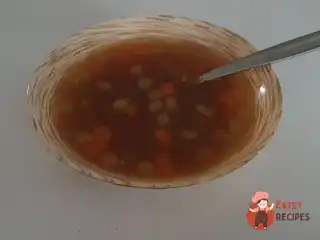 Курячий суп з соєвим соусом та вермішеллю