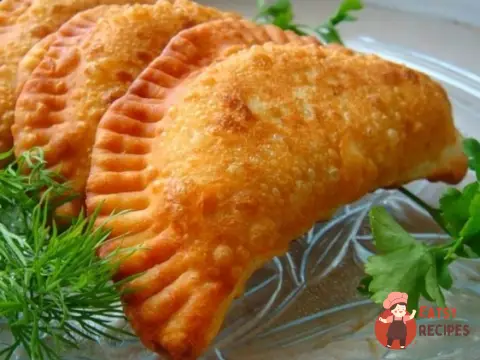 Чебуреки з сиром та зеленню