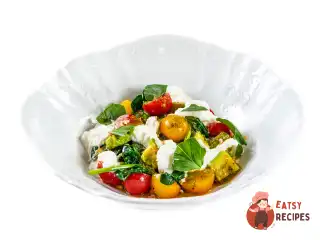 Салат зі шпинатом та страчателлою