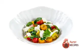 Салат зі шпинатом та страчателлою