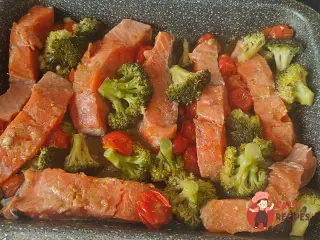 Крок 12: Червона риба з броколі та помідорами чері