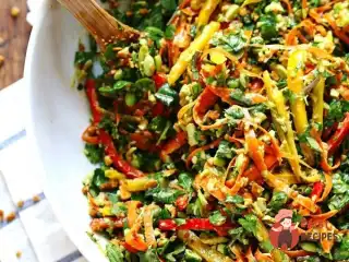 Тайський салат із кунжутно-часниковою заправкою