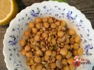 Нут з цибулею-пореєм та кедровими горішками