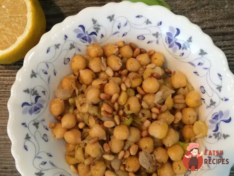 Нут з цибулею-пореєм та кедровими горішками
