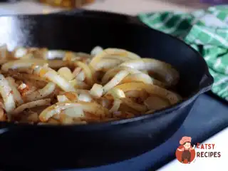 Смажена цибуля з травами