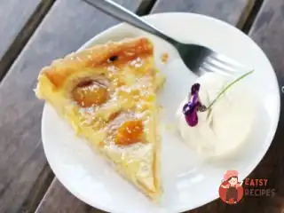 Відкритий пиріг з абрикосами та мигдалем.