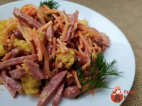 Салат з ковбасою, квасолею та сухариками.