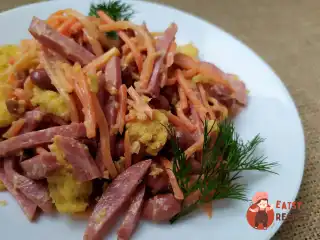 Салат з ковбасою, квасолею та сухариками.