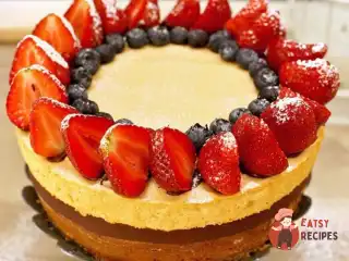 Торт «Шоколад і полуниця» зі згущеним молоком