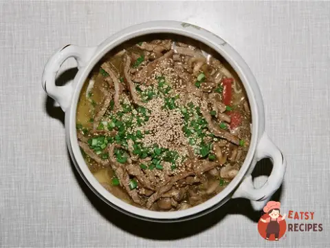 Яловичина з грибами шиїтаке, локшиною рамен і чилі