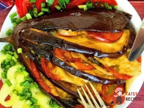 Баклажани, запечені з індичкою та овочами