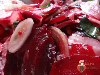 Паризький салат з буряком та редисом