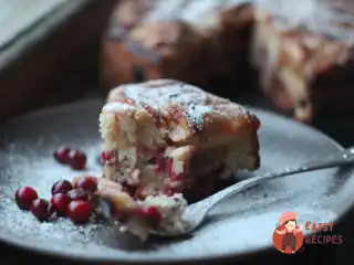 Яблучний пиріг з журавлиною та коричним цукром