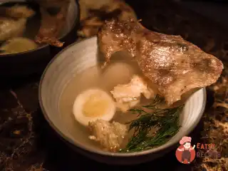 Курячий бульйон з яйцем і чіпсом з курячої шкіри