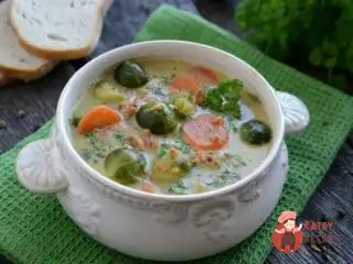 Овочевий суп з брокколі та брюссельською капустою на курячому бульйоні