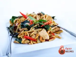 Смажена курка та локшина удон з чилі, коріандром та імбиром