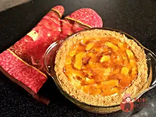 Яблучний пиріг з абрикосовим джемом на коржі з печива