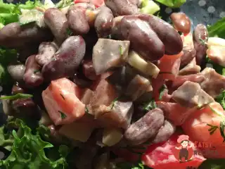 Салат з курячими шлунками та квасолею