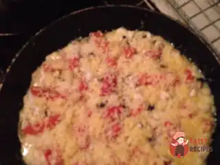 Піца на сковороді з ковбасою та грибами