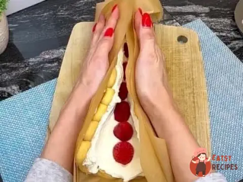 Полуничний рулет