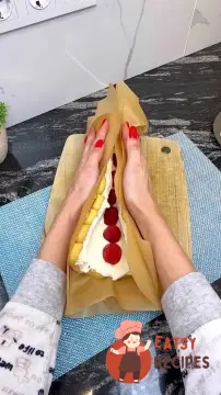 Полуничний рулет