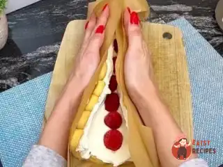 Полуничний рулет