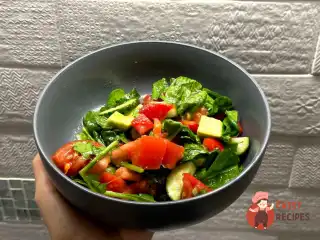 Салат зі шпинату з овочами та авокадо з медовою заправкою