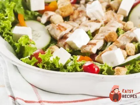 Салат з м'яса, овочів та моцарелли з соусом чимічурі