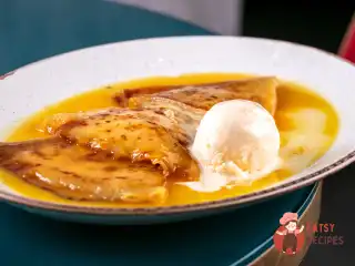 Млинці креп-сюзетт з апельсиновим соусом