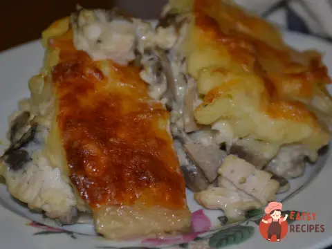 Курка з грибами під картопляною шубою