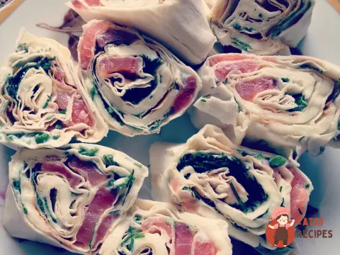 Рулети з лаваша з сьомгою