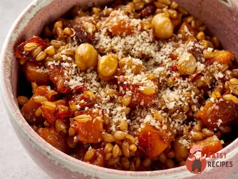 Салат із полби з гарбузом, нутом та кедровими горіхами.