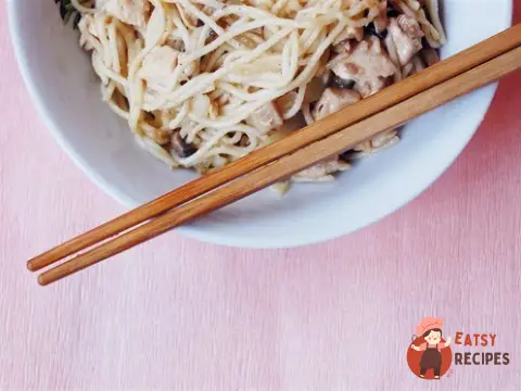 Яєчна локшина з куркою та грибами