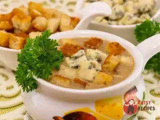 Суп з грибами, сухариками та сиром з благородною пліснявою.