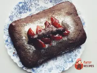 Пиріг з вишнею, шоколадом та горіхами