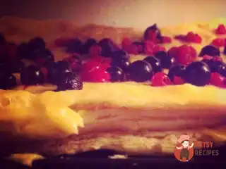 Листковий торт з ягодами