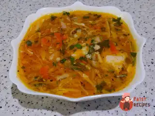 Борщ із свинячої лопатки з червоним солодким перцем та петрушкою