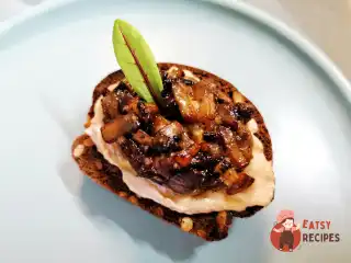 Бутерброд з паштетом та грибами