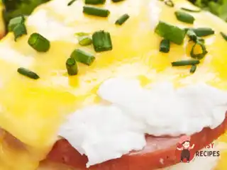 Бенедиктинські яйця з голландським соусом