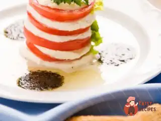 Салат з помідорів та козиного сиру з базиліковим вінегретом